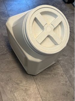 Animal food container