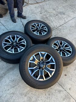 Vendo set de rines 17 s para Toyota Tacoma  con llantas 265/65r17 Firestone