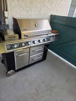 BBQ GIRL BY JENN-AIR 7 burners heavy-duty stanlles Steel in excellent condition super clean ready to use