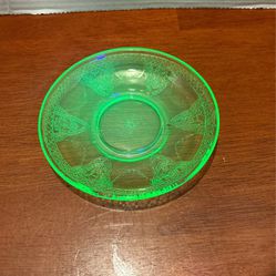 Vintage Vasoline uranium green glass saucer, etched design 5-3/4 inch L10