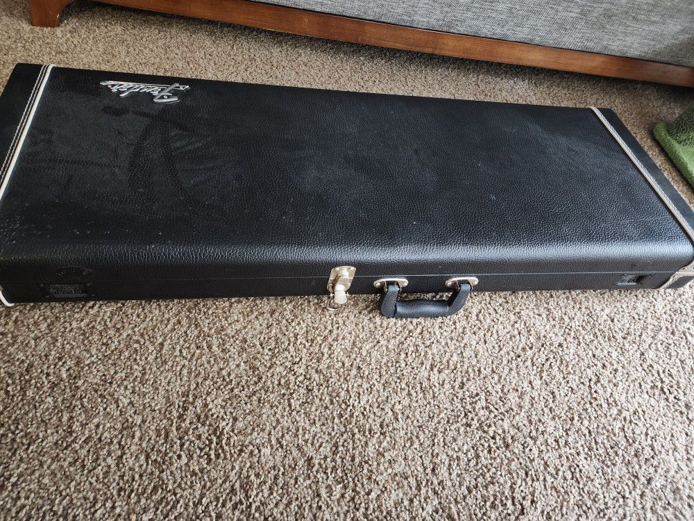 Fender Classic Series Wood Guitar Case (For Strats Or Teles)