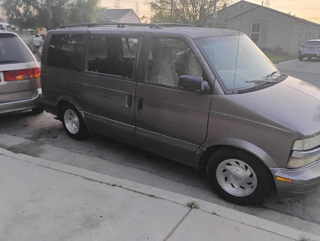 1999 Chevy Astro Van With Blade Rims Dropped I'm Asking 1500 Bucks Tags Are Up To Date Needs A Little Work Don't Have It Don't Have Seats I Have No Se