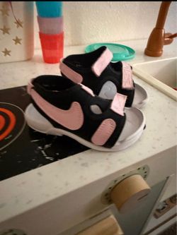 Toddler girl Nike sandals size 5c