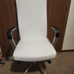 Executive white leather chair. Very Good Condition. Everything functions.