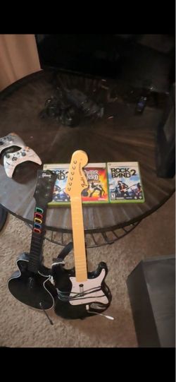 Xbox 360  2 controllers + guitar hero+ stack of games