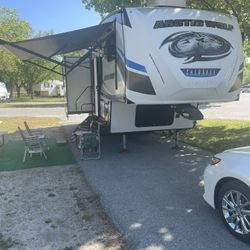 2019 Cherokee by forest river Arctic wolf