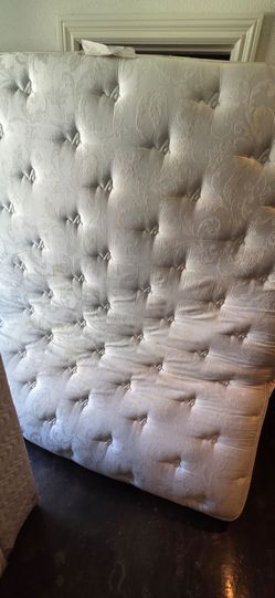 Simmons King Pillow Top Mattress and Box Spring