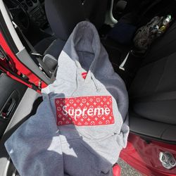 Supreme /L.V. Sz. M $200