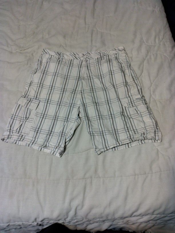Men's Wrangler Casual Shorts Outdoor Cargo Pocket Shorts. White Plaid Size 38.