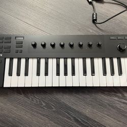 Komplete Kontrol M32 Keyboard 