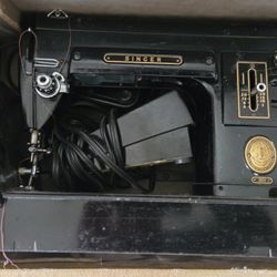 VINTAGE SINGER 301 SEWING MACHINE