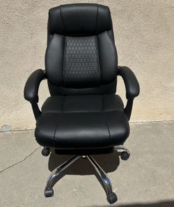 Office Chair With Leg Extension (Like New) (Black)