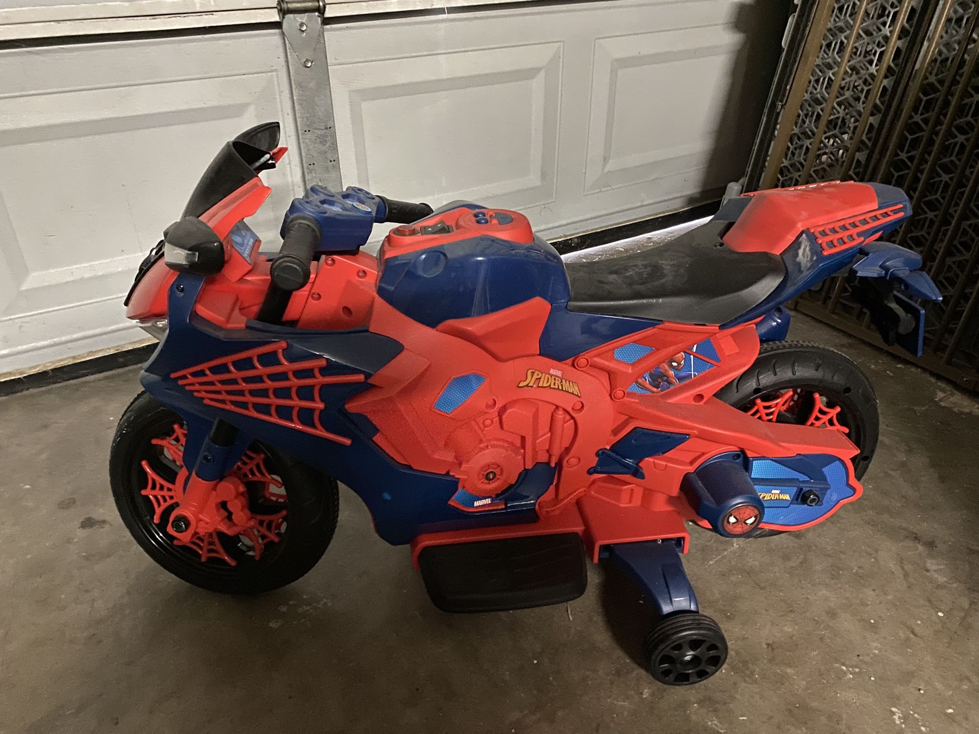 Spiderman 6V Motorcycle Ride On, for Kids, Ages 3+, Rechargeable Battery, up to 65lbs
