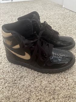 Air Jordan 1 Retro High OG "Black Metallic Gold"