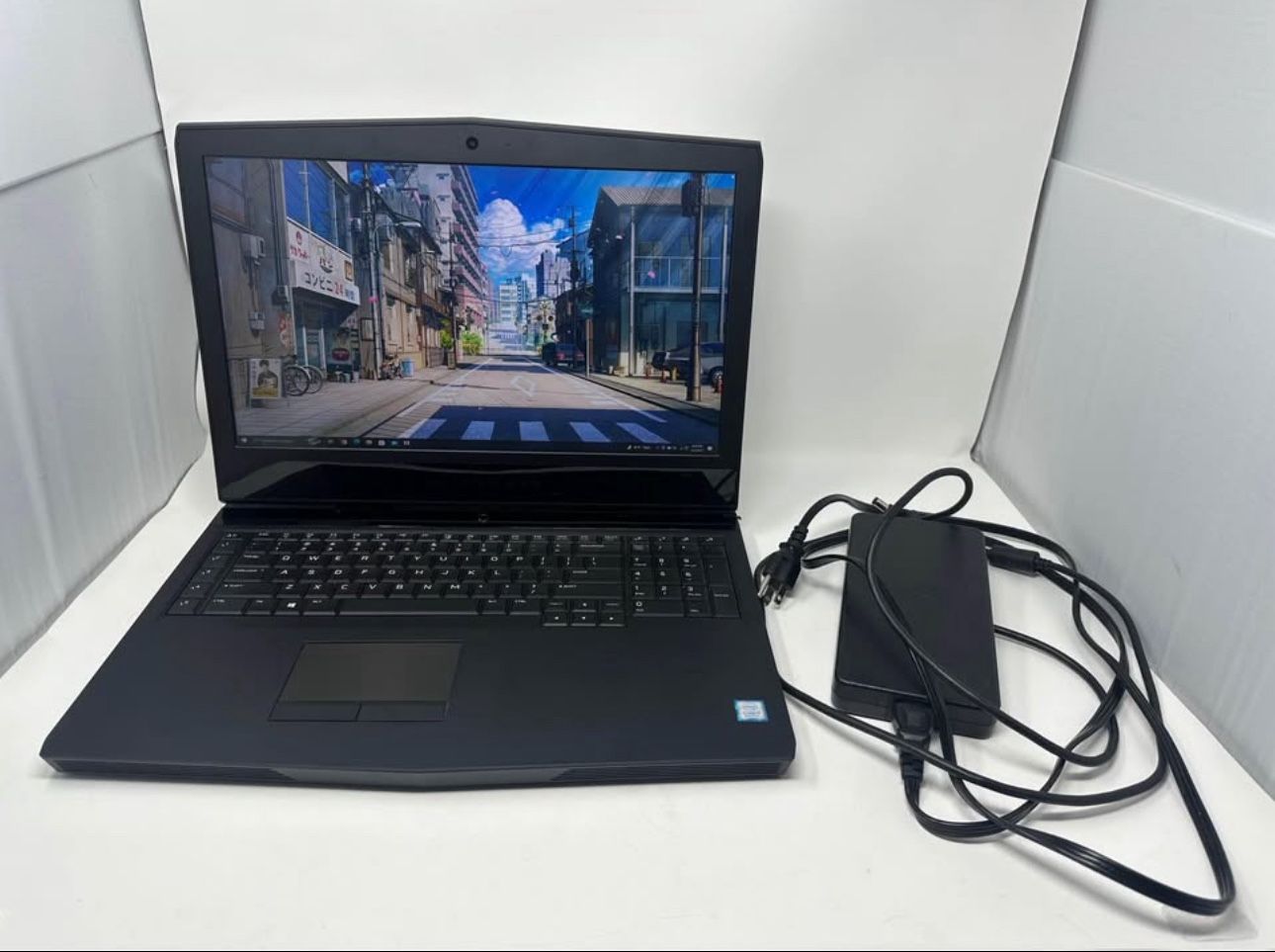 ALIENWARE 17 R5 P31E i7 8th GEN 2.2GHz GTX 1070 1TB HDD 16 GB RAM Gaming Laptop (damaged corner)