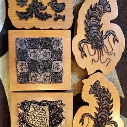 5 Wooden Medal Intricate Design Trivets