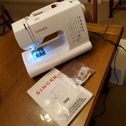 SINGER TOUCH & SEW SEWING MACHINE - LN!
