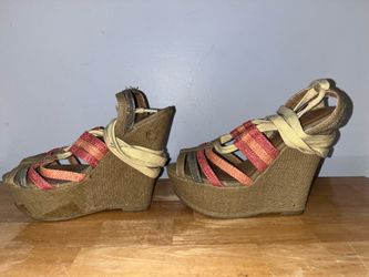 Woman’s size 6 Journey’s Shi Platform sandals