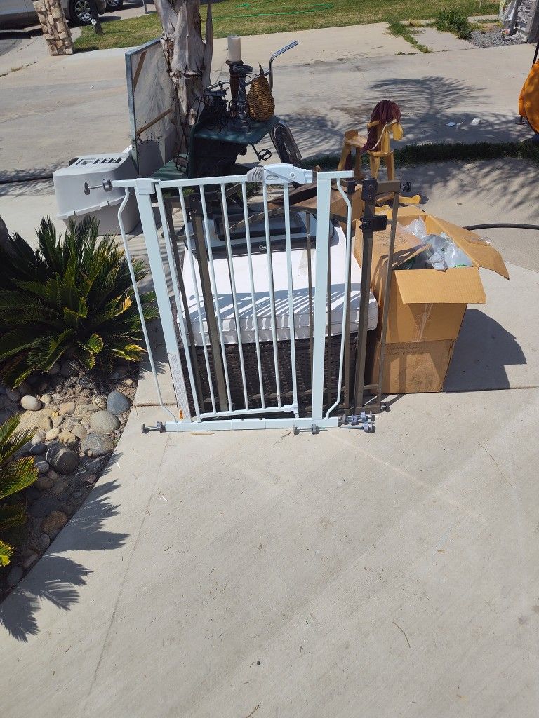 2 Dog Gates