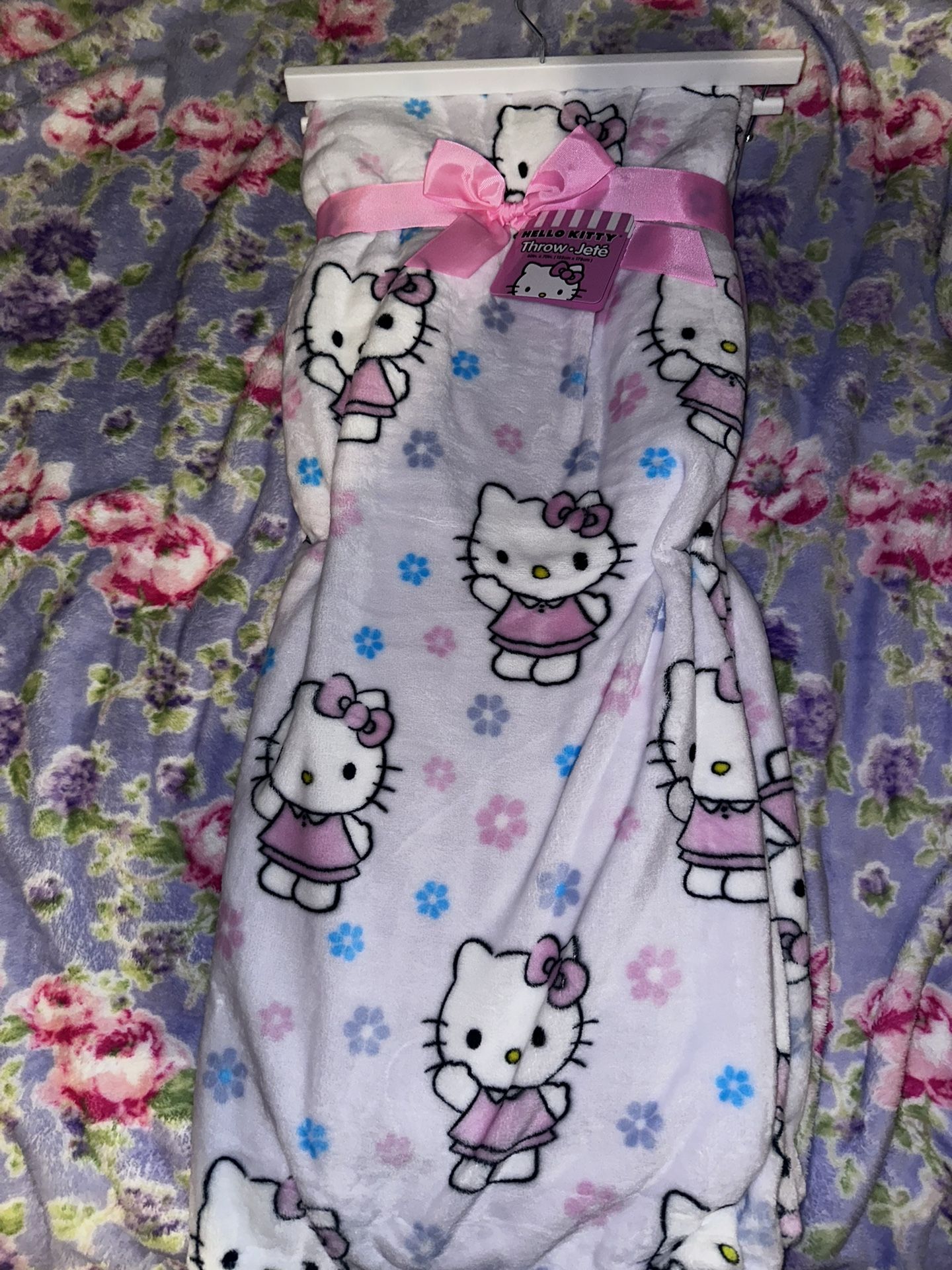 Hello Kitty Blanket (1) Available 