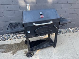 Char-Griller Charcoal Grill & Smoker with Side Shelves – Excellent Condition