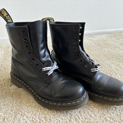 **LIKE NEW, WORN ONLY A FEW TIMES** Doc Martens Matte Leather Boots WITH LIMITED EDITION SEX PISTOLS LACES