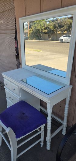 Desk vanity with mirror