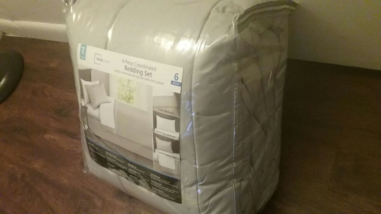 New bedding set twin...Never opened