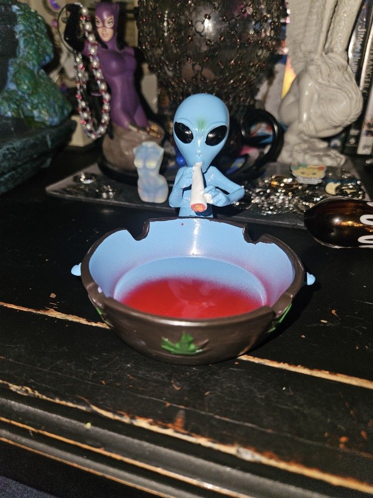 ALIEN SMOKING ASHTRAY