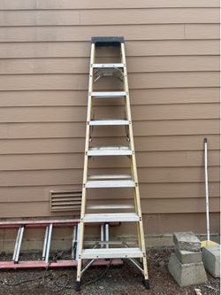 8’ Fiberglass Step Ladder – Green Bull – Good Working Condition