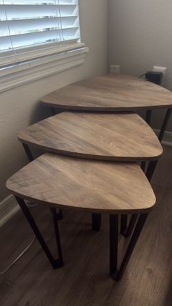 Triangular nesting tables set