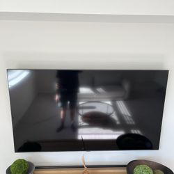 Samsung 65" CU7000 4K Smart TV - like new (MOVING SALE)
