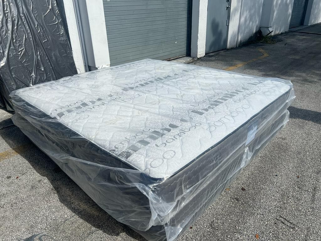 NEW MATTRESS KING SIZE PLUSH AND BOX SPRING