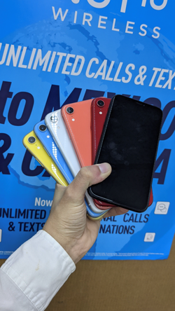 Apple iPhone XR 128GB / 64GB