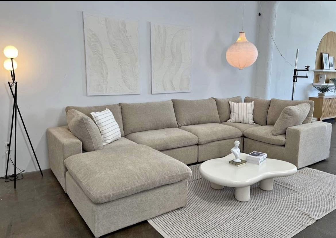 BRAND NEW IN BOX! 6 Piece CLOUD Modular Sectional Couch (FREE DELIVERY 🚚)