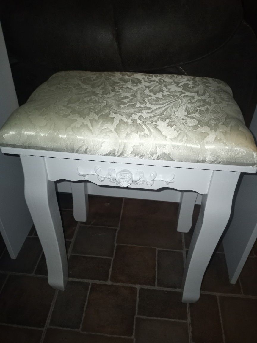 $55  BRAND New Beautiful Stool Perfect For A Makeup Vanity!