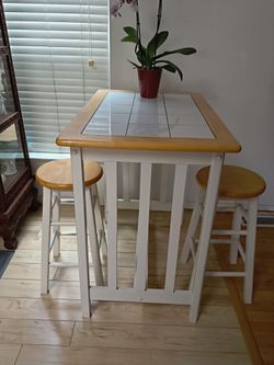 Apartment size dining table and stools, comedor pequeño con bancos