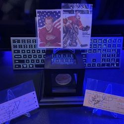 Gordie Howe Signed Detroit Red Wings Puck & More!!!