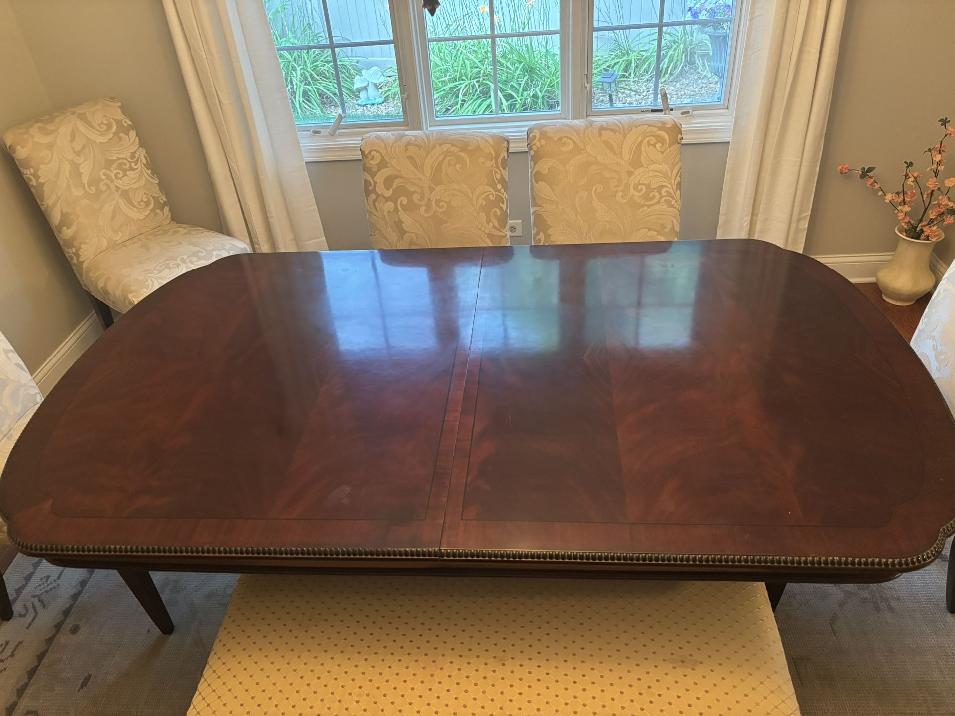Dining Room Table & Chairs