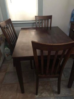 Se Vende Comedor Con 4 Sillas Color Café Por $120