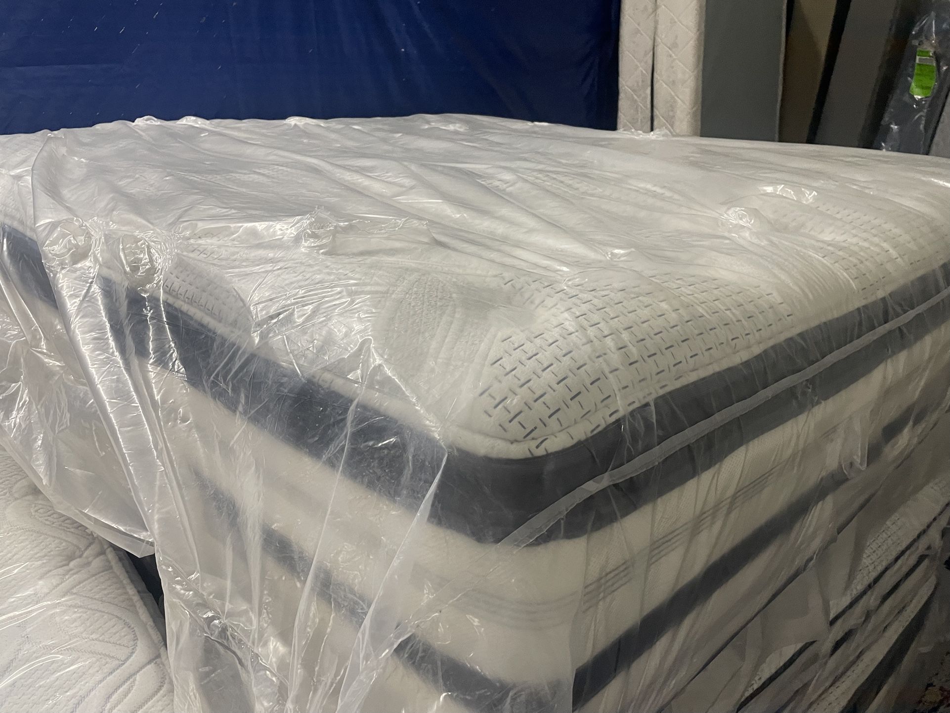 Queen Or King 14 Stick Simmons Beauty Rest Pillow Top Mattress. Triple Thick Pillow Top. I can also deliver.