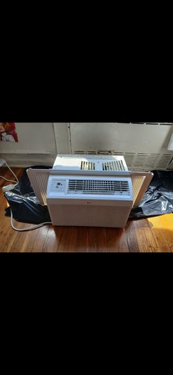 First come first pick up!
A/C window LG 6000 BTU with remote control working like New (only 6 months of use). Energy saving!!!!!!
For room up to 250 s