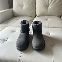 Gray Uggs Size 8