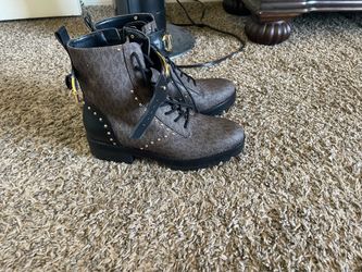 Size 8 women’s Michael Kors boots