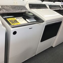 New Scratch And Dent Whirlpool Washer And Dryer Set. 1 Year Warranty 