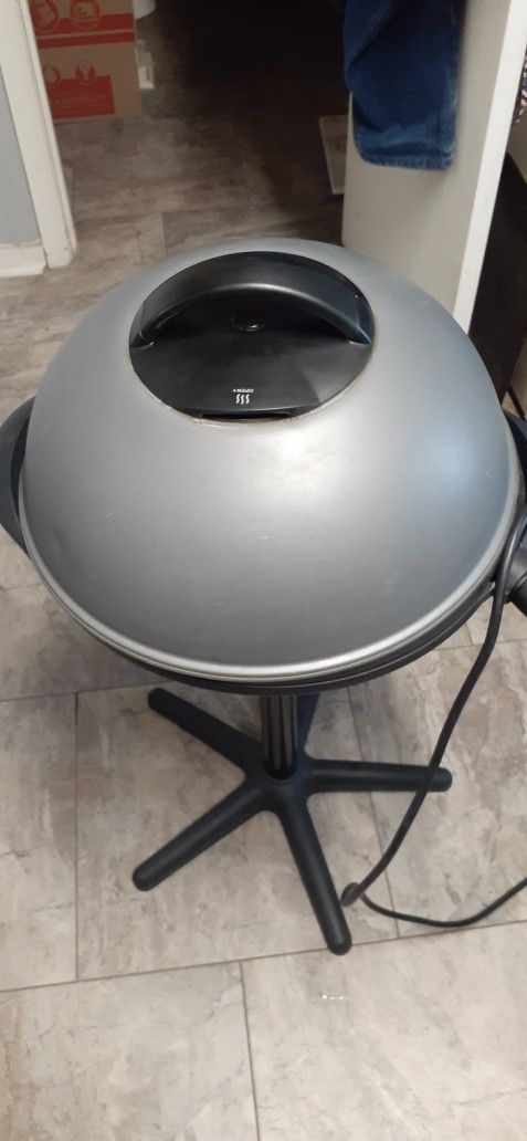 17" ELECTRIC GRILL GOOD WORKING CONDITION...CLICK ON PICTURE YOU WILL GET FULL PICTURE SIZE