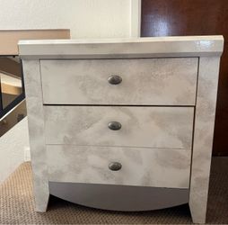 Free Nightstand with 2 drawers