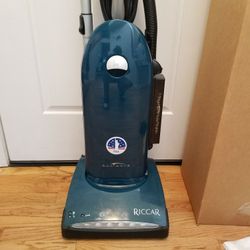 NEW cond RICCAR COMMERCIAL VACUUM WITH COMPLETE ATTACHMENTS  , AMAZING SUCTION  , WORKS EXCELLENT  , IN THE BOX 