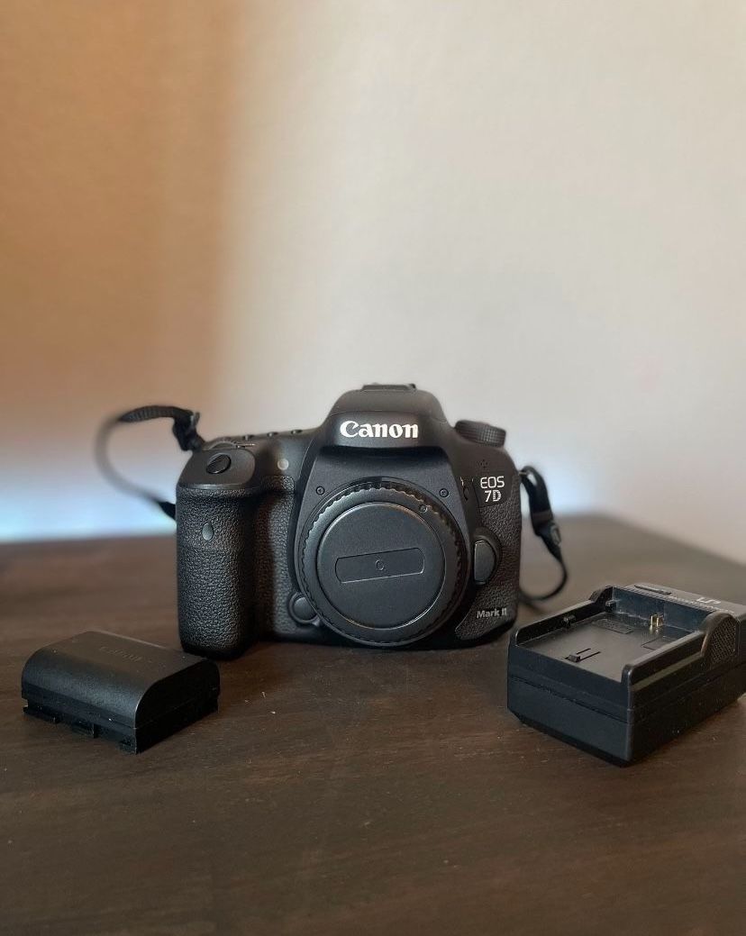 Canon EOS 7D Mark II 20.2MP DSLR Camera (Body Only) - Good Condition
