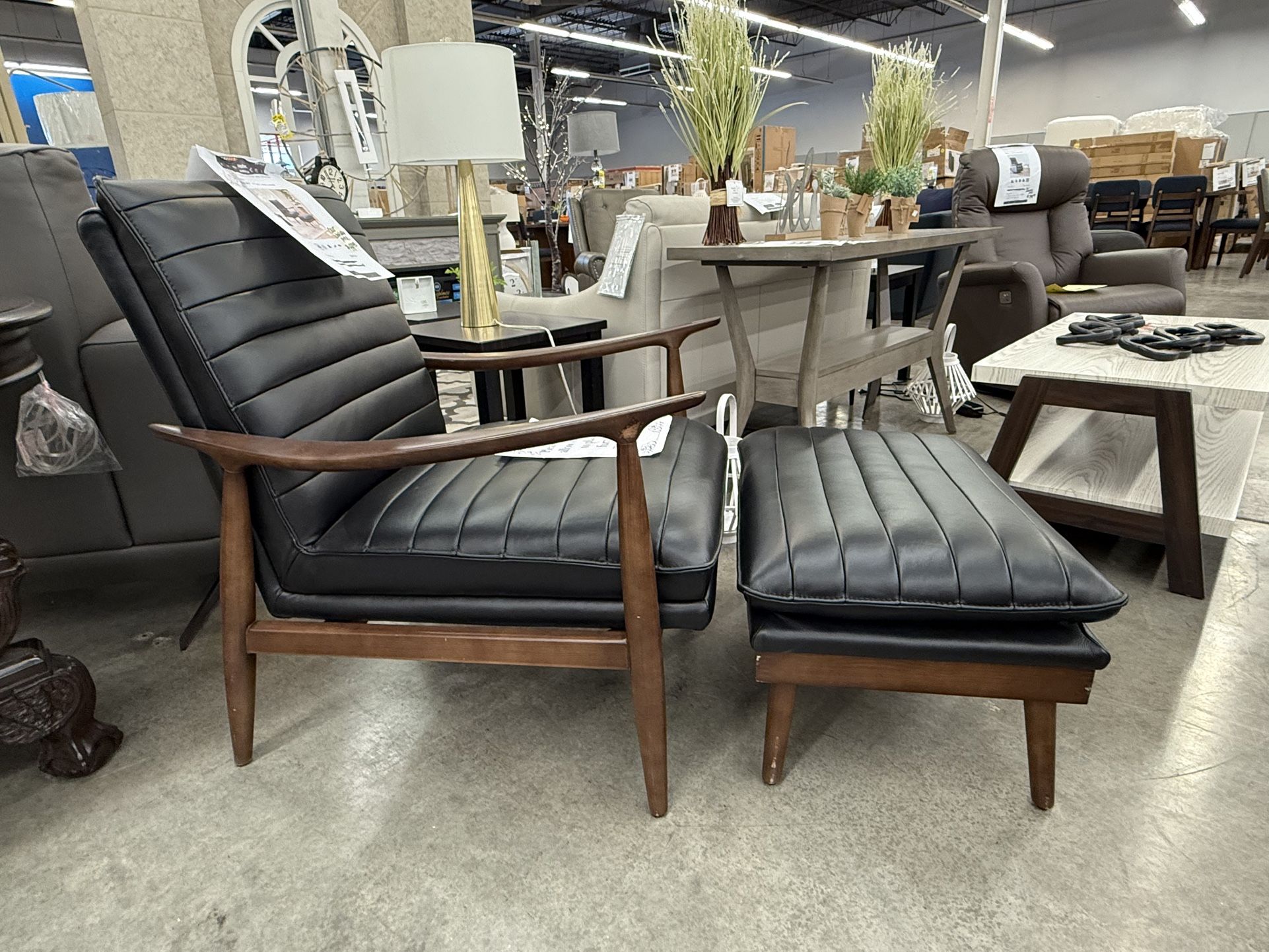 Hepbern Leather Chair With Ottoman